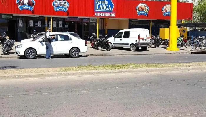 Supermercados Parada Canga -  Estacionamiento - Corrientes
